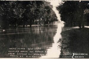 Broad Street Mankato during the 1916 heavy rains. Black and white image
